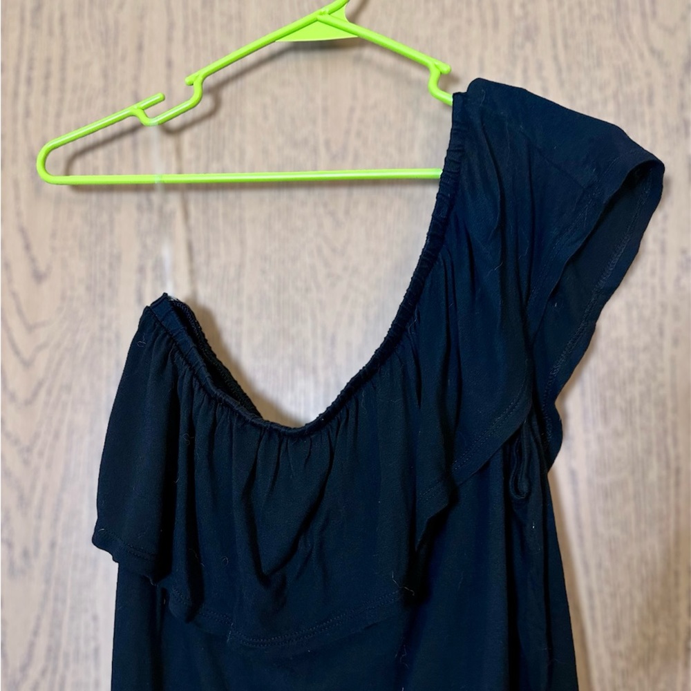 Black Old Navy one shoulder shirt. Size M